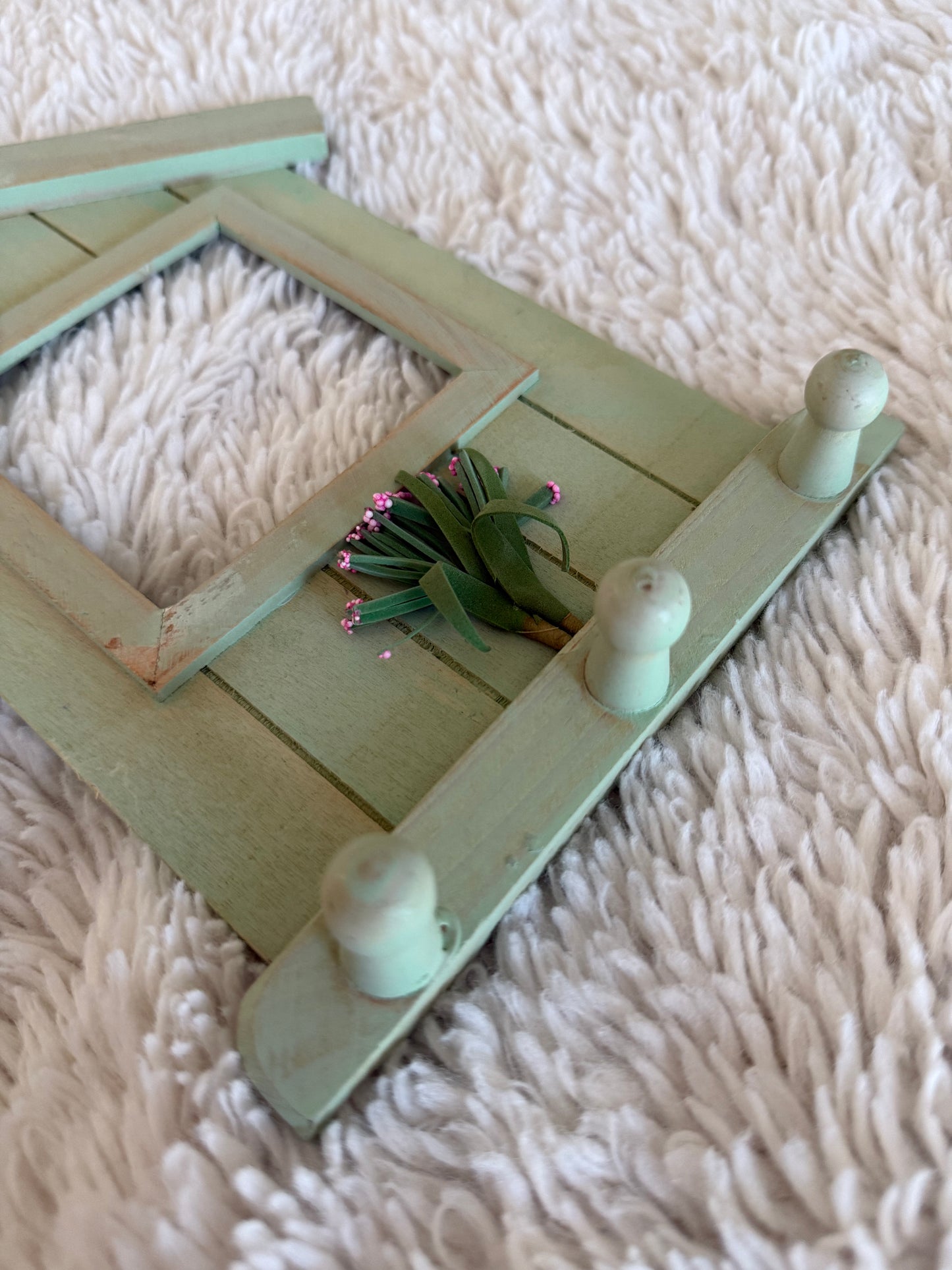 Green House-Shaped Picture Frame with Pegs