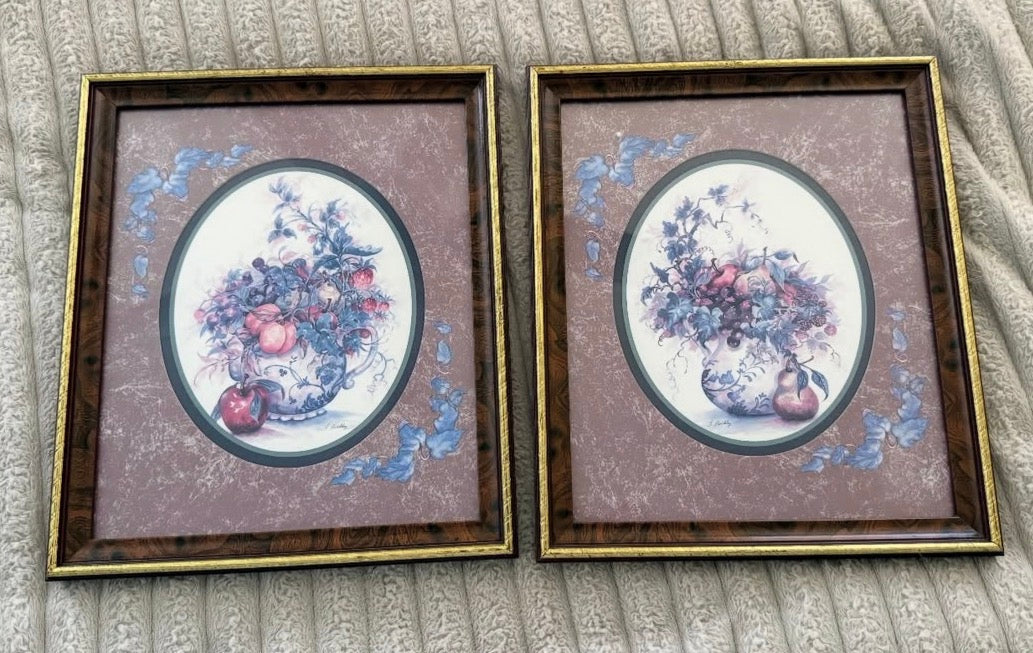 Set of two vintage framed wall art prints 🌿