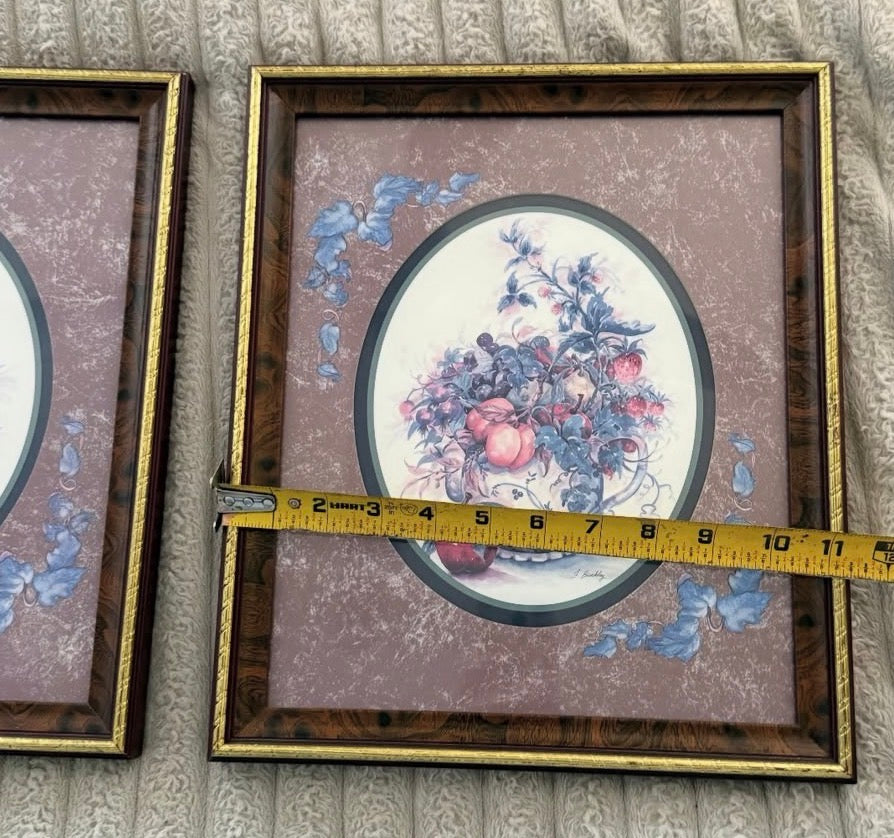 Set of two vintage framed wall art prints 🌿