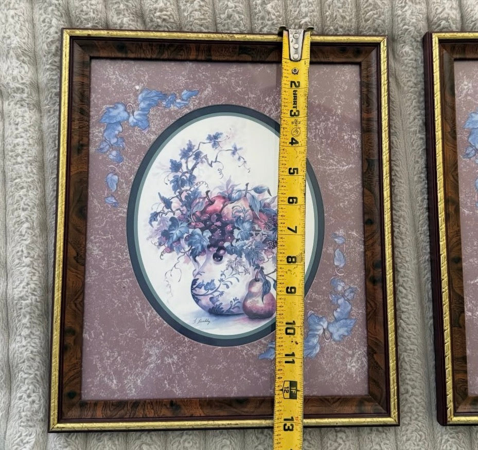 Set of two vintage framed wall art prints 🌿